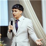 Soy cineasta y comunicador digital que combina creatividad, técnica y narración visual